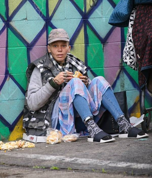 Ünlü model Loni Willison ön dişleri dökük yine çöp toplarken görüntülendi - Resim: 32